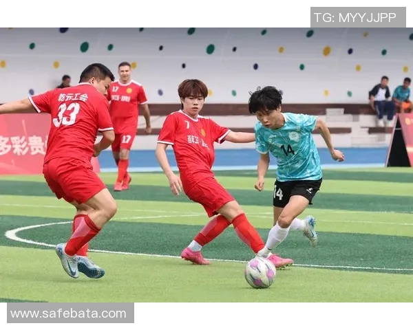 足球队的队歌：团结奋进的旋律与激情四溢的赛场精神